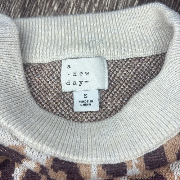 Woman’s leopard print sweater size small - Picture 3 of 4